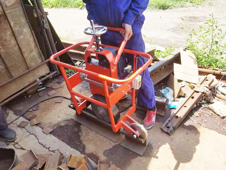 FMG-3.0型(xíng)内燃槽型軌仿形(xing)打磨機